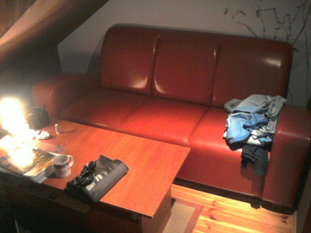 Zdjęcie do ogłoszenia Pokój jest ciepły i zadbany do dyspozycji sofa ze skóry 3 osobowa + ława, biurko razem z krzesłami.