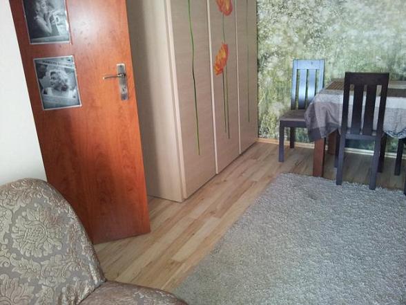 Zdjęcie do ogłoszenia MIEJSCE W POKOJU DLA DZIEWCZYNY- BLISKO RYNKU !